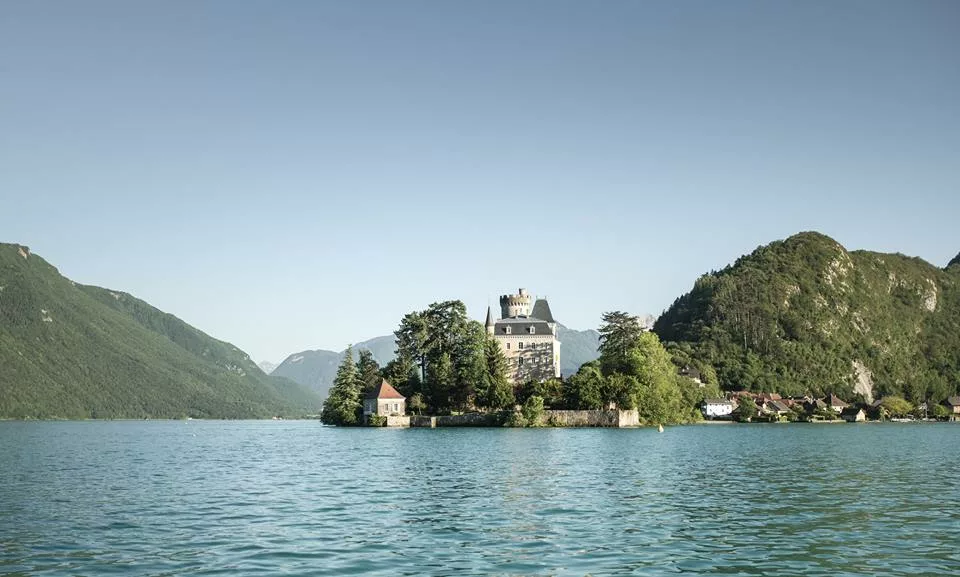 Château de Duingt depuis le lac d'Annecy
