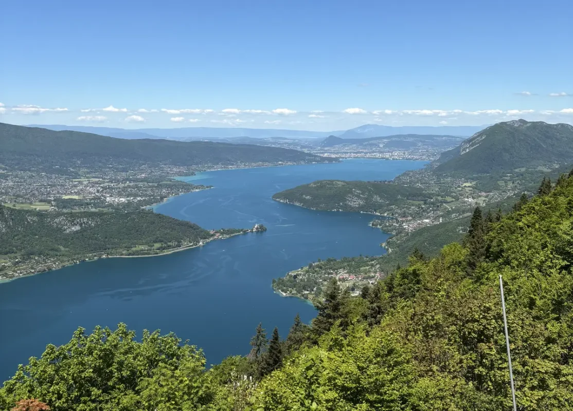 Le lac d'Annecy vu depuis le col de la Forclaz
