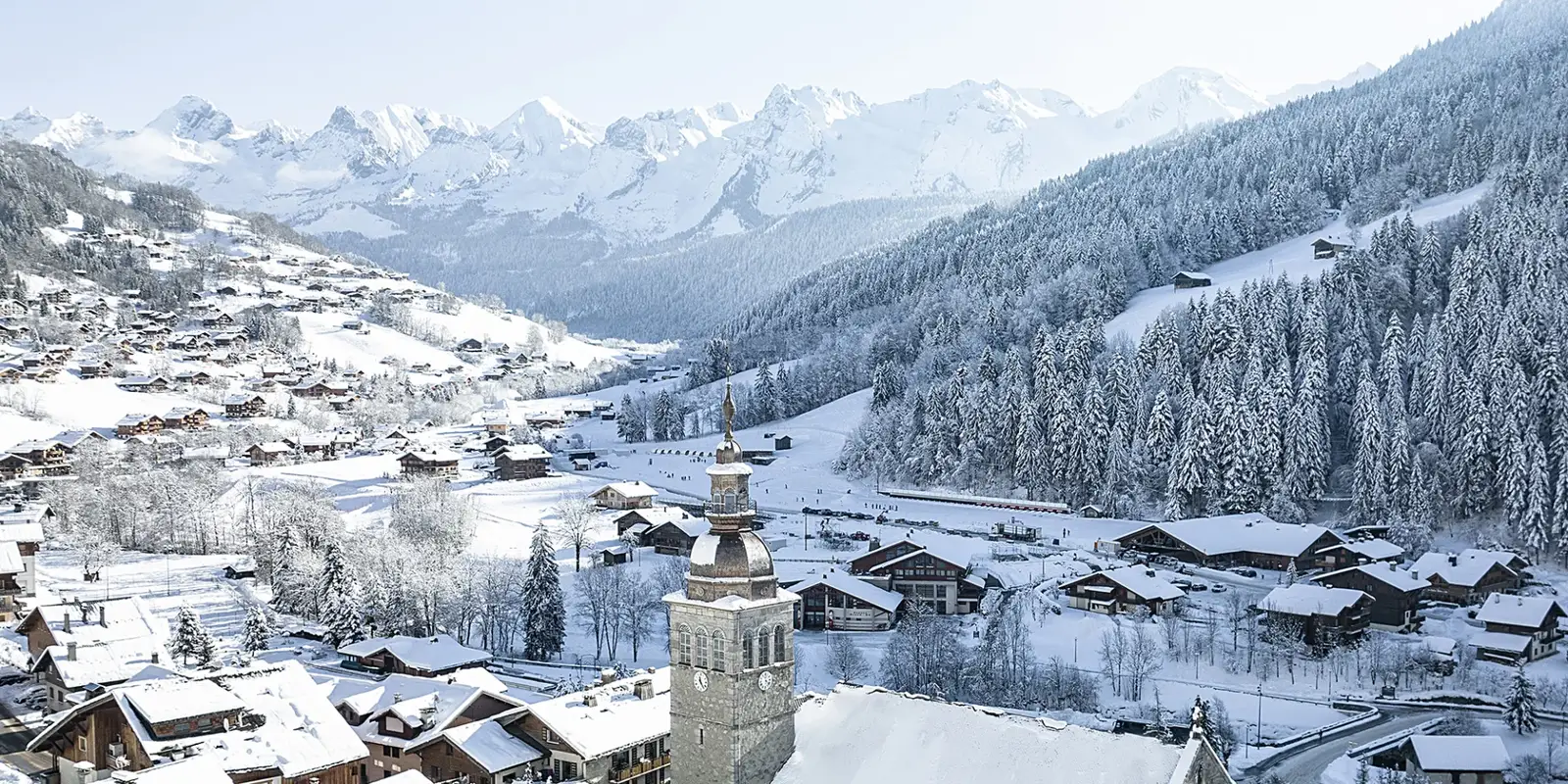 Vue du village du Grand-Bornand en Hiver - T.Vattard Le Grand-Bornand Tourisme