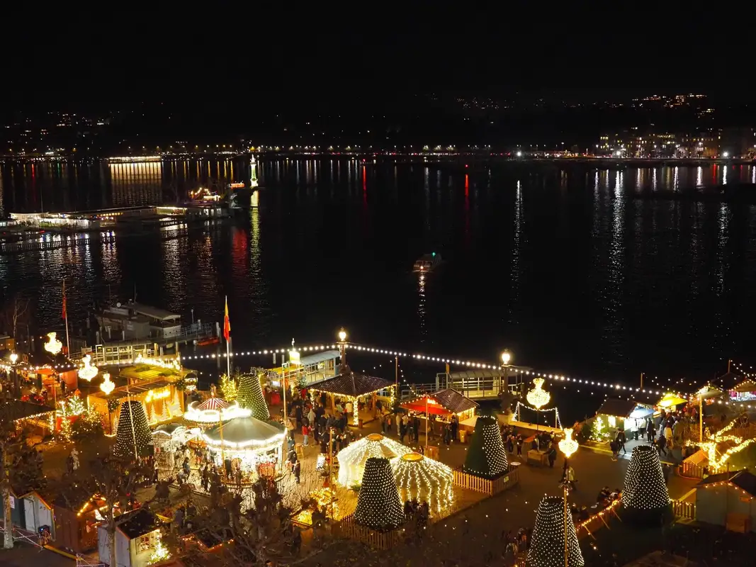 Nocturne à Noël au quai à Genève