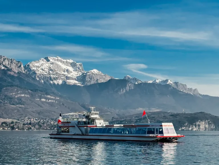 repas croisière sur le libellule sur le lac d'Annecy