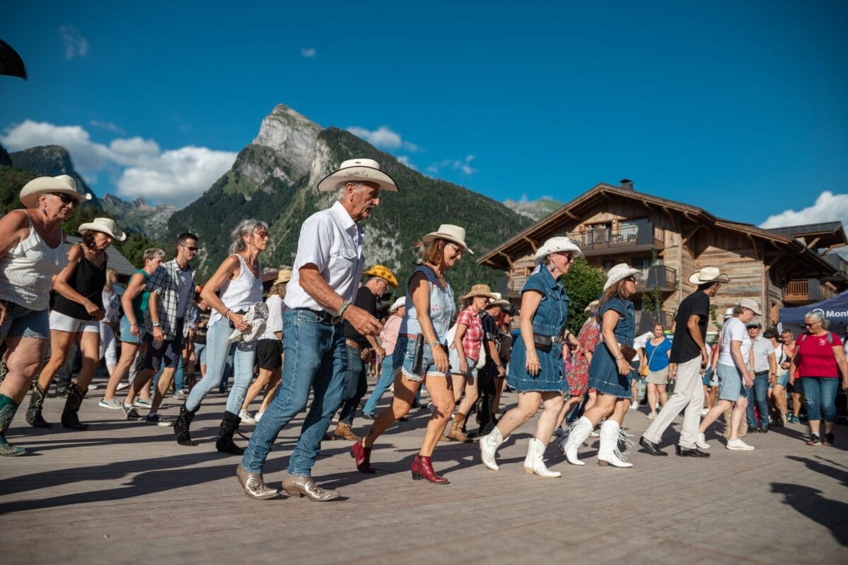 Danse country sous la surveillance du Criou, montagne emblématique de Samoëns