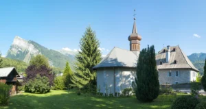 Peu de gens pensent à ce village pour un week-end de mai