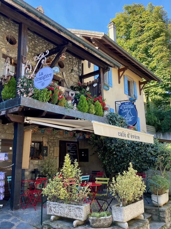 un de nombreux restaurant de la cité d'Yvoire