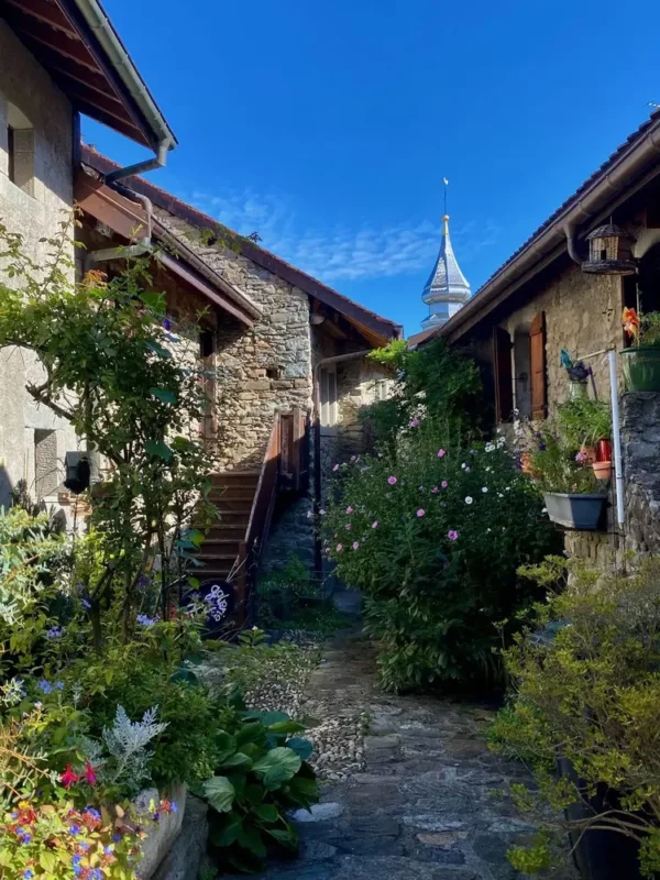 Petite ruelle fleurie du village d'Yvoire