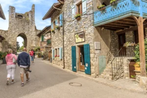 Pourquoi ce village de Haute-Savoie attire autant de visiteurs pour le pont de l’Ascension