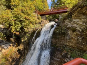À 2 heures de Lyon, cette cascade impressionnante de Haute-Savoie est le spot fraîcheur idéal pour cette canicule