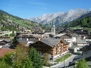 Pourquoi ce village moins touristique que Megève séduit il les vrais amoureux de la montagne ?
