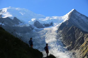 Pourquoi le glacier des Bossons pourrait perdre la moitié de sa masse d’ici 2035 et ce que cela signifie pour Chamonix