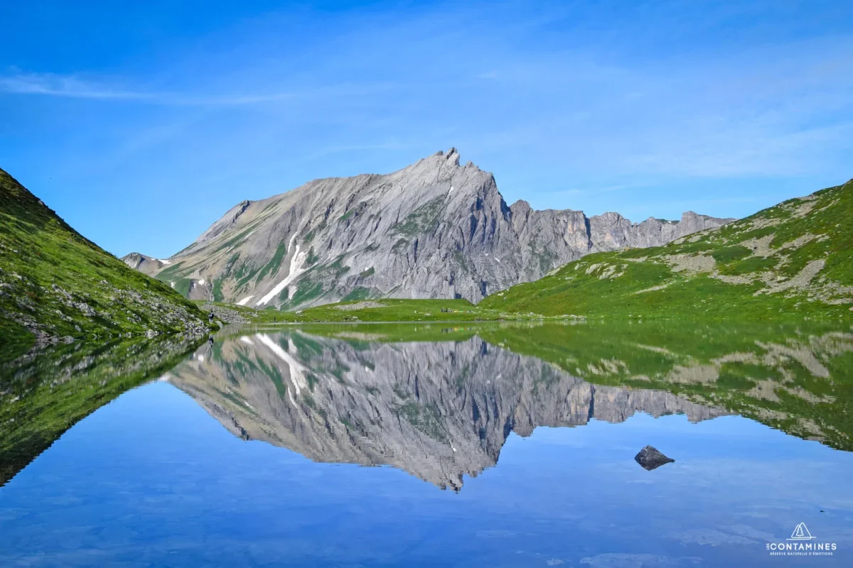 Reflet de l'aiguille de la Pennaz dans le lac Jovet