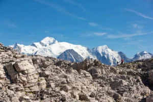 Quel est ce désert minéral unique en France offre l’un des paysages les plus spectaculaires des Alpes ?