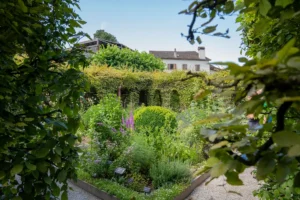 Ce plus beau village de France abrite un jardin remarquable qui vous transporte dans un univers hors du temps