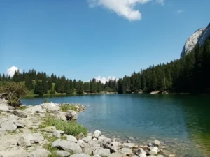 Cette randonnée facile en Haute-Savoie mène à un magnifique lac d’altitude