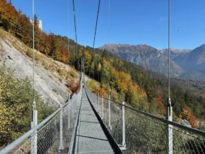 Cette randonnée familiale mène à une spectaculaire passerelle suspendue de 160 mètres