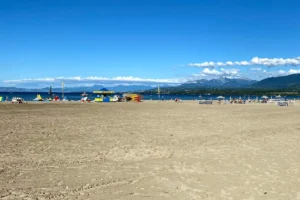 Less known than Yvoire, this village on the shore of Lake Léman offers an unexpected fine sandy beach