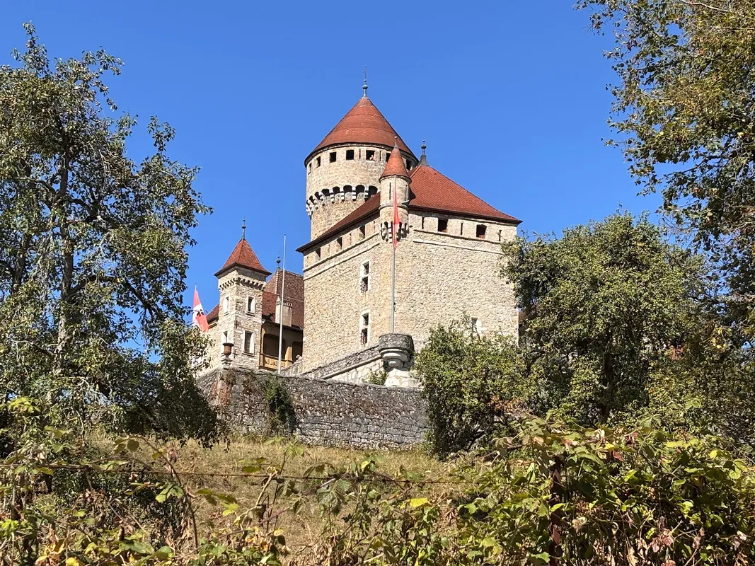 Bien visible, le donjon du château de Montrottier