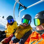 Une famille de skieurs sur une remontée mécanique