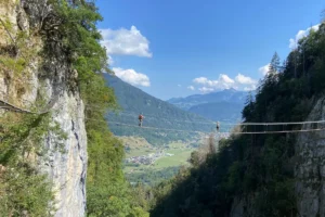 Une nouvelle via ferrata spectaculaire vient d’ouvrir en Haute-Savoie, avec passerelles et tyroliennes