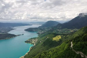 7 façons originales de découvrir le lac d’Annecy autrement